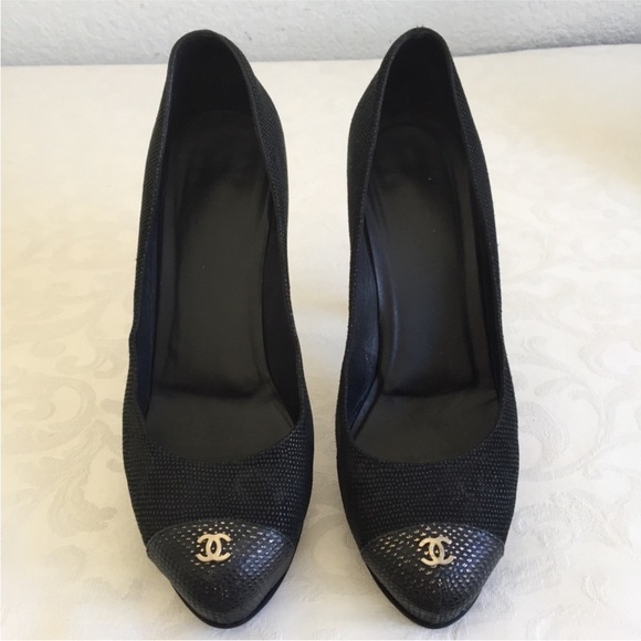 CHANEL Black Textured Heels with Gold Logo - Picture 2 of 8